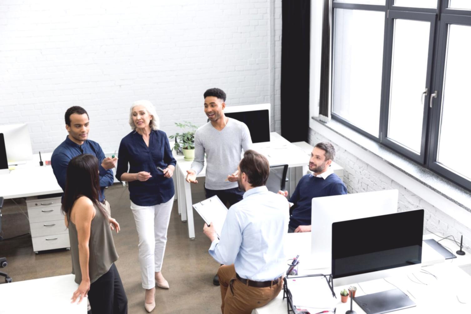 Séance de formation en négociation commerciale avec participants actifs